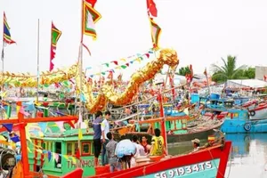 Bắn pháo hoa ở Lễ hội Nghinh ông Cần Giờ 2017