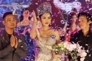 Hoa hậu bị chê xấu gây bất ngờ tại đường sách