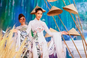 Ngắm mỹ nhân qua áo dài Trúc Việt của NTK Việt Hùng