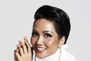 Hoa hậu H’Hen Niê quyến rũ trong trang phục màu trắng