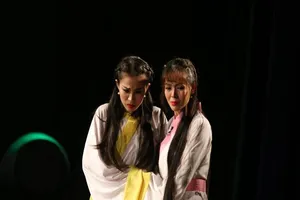 Hết cảnh giám khảo vừa đá bóng vừa thổi còi