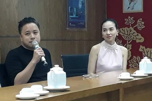 Victor Vũ mừng cha vợ ra mắt truyện lịch sử 