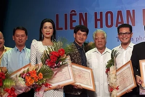 Chùm ảnh nghệ sĩ tưng bừng nhận huy chương liên hoan kịch 