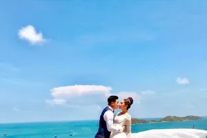 Hoa hậu trả vương miện Đặng Thu Thảo lên xe hoa