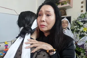 NS Bạch Tuyết, Lệ Thủy, Thanh Vy viếng nghệ sĩ Phương Quang