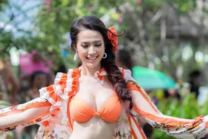 ​Dàn người đẹp thế giới diện bikini dạo biển ở Hội An