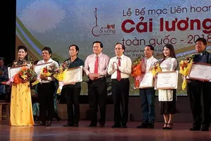 Liên hoan Cải lương: Vợ chồng Kim Tử Long cùng nhận giải vàng