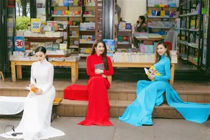 Hoa hậu Pháp diện áo dài, nón lá trên phố Sài Gòn