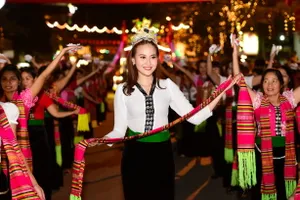 Hoa hậu Khánh Ngân xinh đẹp ở Mường Lò