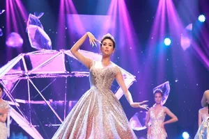 Ngắm sao Việt với bộ móng tay đính kim cương hơn 2,3 tỉ 