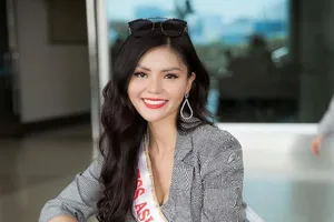 Kim Nguyên mang 150 kg quần áo thiết kế riêng thi Miss Asia 