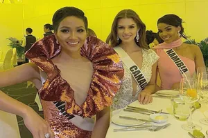 H’Hen Niê gây chú ý tại Miss Universe với dải băng đỏ trên tay