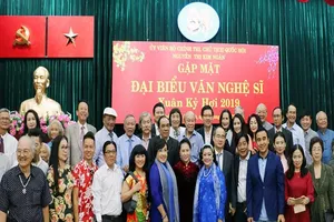 Chủ tịch Quốc hội Nguyễn Thị Kim Ngân gặp văn nghệ sĩ phía Nam