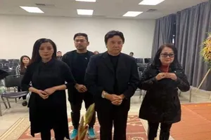 Hình ảnh đám tang nghệ sĩ Anh Vũ đang trực tiếp tại Mỹ