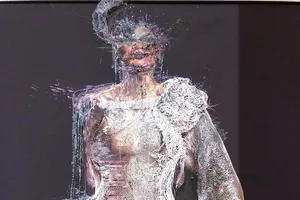 Xem tranh mà như trang phục thời trang của Quỳnh Paris