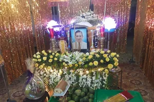 MC Thanh Bạch và các nghệ sĩ nghèo khóc tiễn đưa ông Bầu Xuân