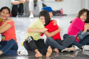 Hoa hậu đẹp nhất thế giới nói gì với nữ sinh Vĩnh Long