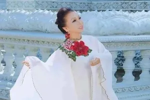 Nghệ sĩ Bạch Tuyết gây ấn tượng với những bộ áo dài độc đáo