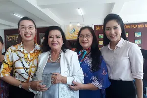 Hình ảnh nghệ sĩ giổ tổ tưng bừng ở các sân khấu kịch TP.HCM