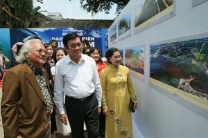 Ông Trương Tấn Sang dự triển lãm Không ảnh Đảo và bờ biển VN