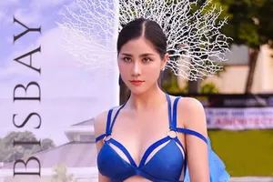 Hoàng Hạnh giành giải vàng trang phục dạo biển tại Miss Earth 