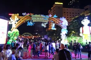 Rối khổng lồ ở Lễ hội múa rối TP.HCM trên phố đi bộ 