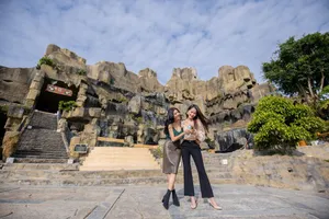 Tân hoa hậu Hoàn vũ Việt Nam và 2 á hậu khoe ảnh đi chơi