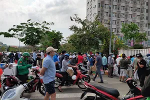 Ngưng nhận tiếp tế, cổng khu cách ly đầy ngập người, hàng 