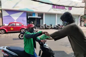 Người dân TP.HCM làm từ thiện trong mùa dịch