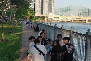 Cách ly toàn xã hội nhưng vẫn ra đường tụ tập không cần thiết