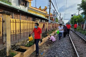 Người dân TP.HCM xây bồn hoa, trồng cây xanh làm đẹp tuyến đường sắt 