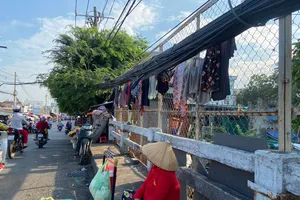 Phơi quần áo ngay giữa cầu