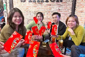 Chuyên gia văn hóa chỉ cách để lì xì ngày tết thật ý nghĩa 