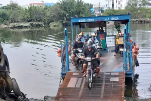 Chuyến đò ngang nguy hiểm từ TP.HCM qua Đồng Nai