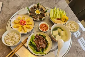  Bữa cơm gia đình ấm áp ngày 8-3