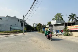 Đã di dời 2 trụ điện đứng giữa đường ở TP Thủ Đức