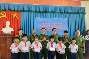 Đại học Cảnh sát nhân dân trao học bổng cho học sinh khó khăn ở Đồng Nai