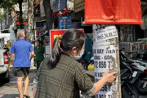 TP.HCM: Công an kêu gọi người dân dẹp nạn dán tờ rơi, quảng cáo trái phép
