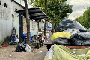 Chiếm dụng nhà chờ xe buýt để buôn bán, tập kết rác 