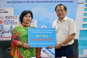 Bà Lê Thị Giàu trao tặng 50 triệu đồng cho cựu VĐV Lê Thị Huệ