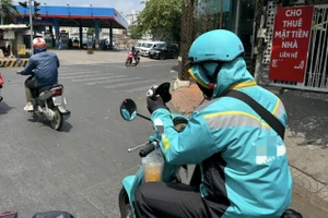 Tài xế công nghệ dùng điện thoại khi lái xe có bị xử phạt?