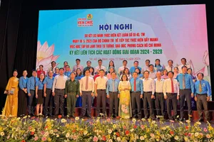 Chương trình ‘Cùng ngư dân thắp sáng đèn trên biển' được vinh danh là công trình thi đua