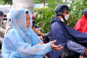 Dừng xe mặc áo mưa, nghe điện thoại sao để không bị phạt?