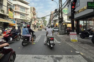 Năm 2025, xe máy dừng đèn đỏ quá vạch bị phạt bao nhiêu?