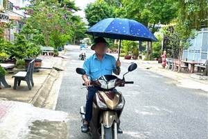 Sử dụng ô khi đi xe máy bị phạt bao nhiêu?