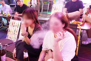 Chùm ảnh: Giới trẻ thản nhiên hút thuốc lá điện tử dù đã bị cấm từ 1-1