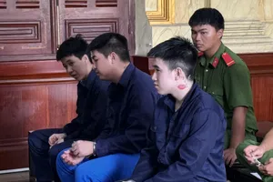 3 bị cáo lãnh án vì làm tiền giả và tàng trữ trái phép vũ khí quân dụng