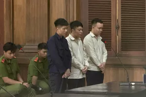 Nhóm người đăng ảnh khỏa thân để đòi nợ lãnh án