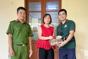 Chiếc túi chứa gần 150 triệu giữa dòng lũ và sự thiện lương của người nhặt được