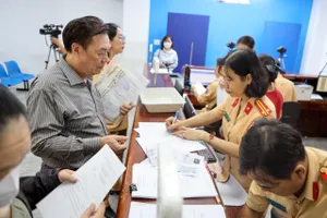 Mua xe ô tô cũ đã 15 năm, muốn sang tên xe làm thế nào?